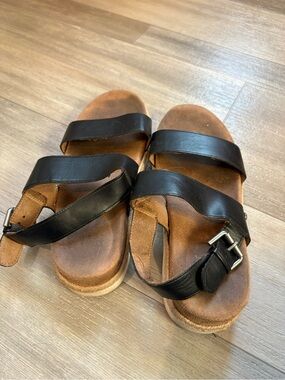 Time and Tru Black and Brown Leather Slide Sandals